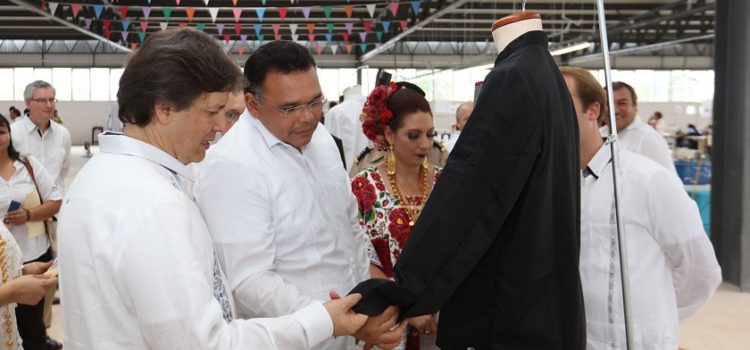 Inaugura Rolando Zapata la planta textil Alsico Promex en Valladolid