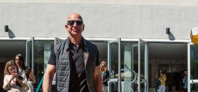 No sólo presume Amazon, también a su perro robot