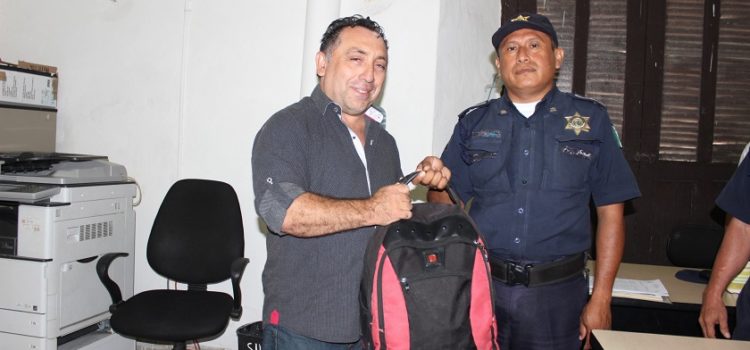 Agente Municipal encuentra y devuelve mochila con $116,600 pesos