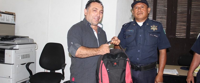 Agente Municipal encuentra y devuelve mochila con $116,600 pesos