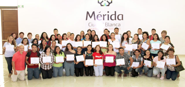Capacitan a cuidadores de adultos mayores