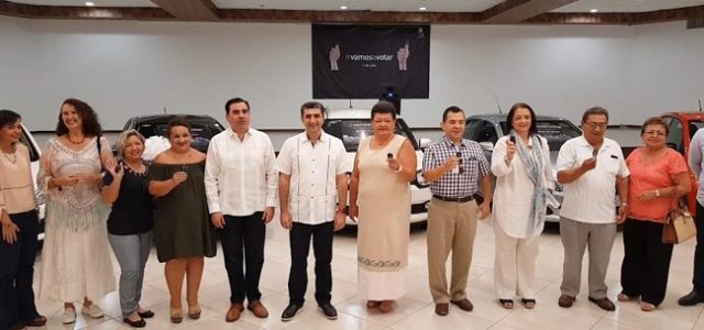 Entregan automóviles a ganadores de la dinámica “Vota, calcula y gana”