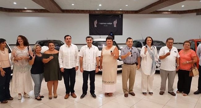 Entregan automóviles a ganadores de la dinámica “Vota, calcula y gana”