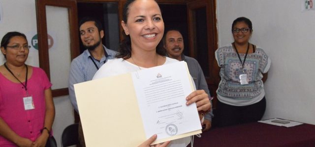 Lila Frías recibe constancia de diputada electa