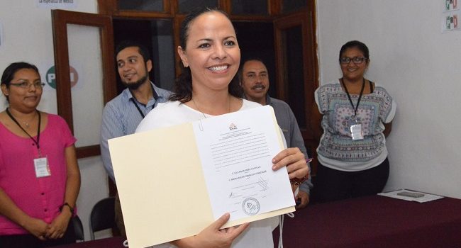 Lila Frías recibe constancia de diputada electa