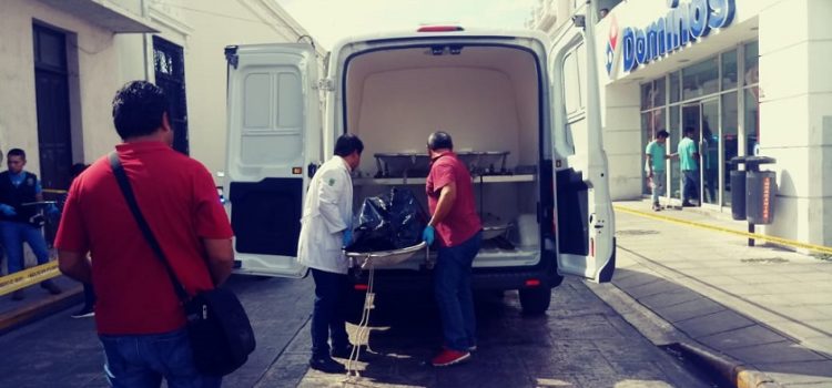 Falleció en la banqueta