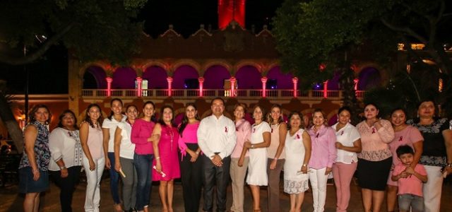 El palacio municipal se ilumina de rosa por una Mérida saludable