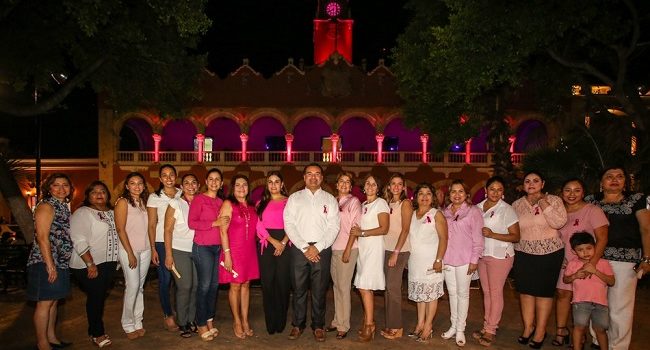 El palacio municipal se ilumina de rosa por una Mérida saludable