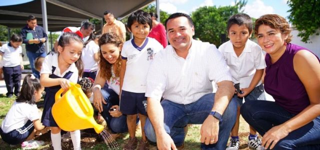 Renán Barrera visita huerto comunitario en Villa Magna del Sur