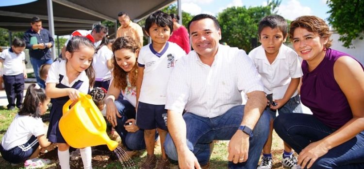 Renán Barrera visita huerto comunitario en Villa Magna del Sur