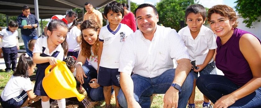 Renán Barrera visita huerto comunitario en Villa Magna del Sur