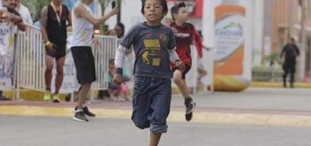 Descalzo y sin uniforme “Ángel” se roba el corazón de las redes