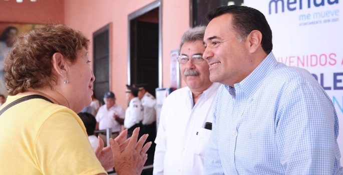 Renán Barrera estrecha cercanía y diálogo con meridanos