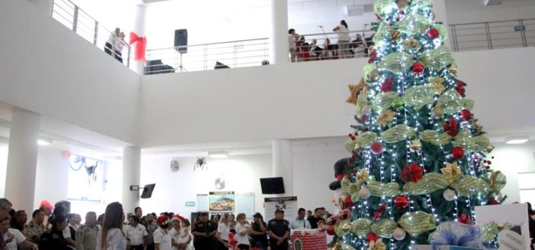 Espíritu navideño invade la SSP, con el encendido de su arbolito
