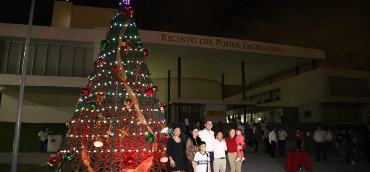 Congreso del Estado enciende Árbol Navideño