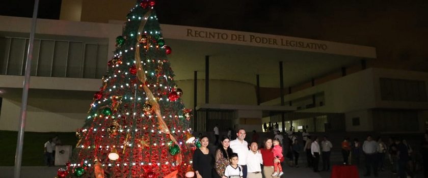 Congreso del Estado enciende Árbol Navideño
