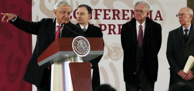Exige AMLO a funcionarios hacer público los bienes