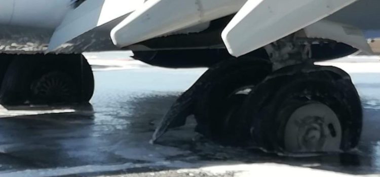 Avión en Guadalajara es desalojado por incendio de neumático