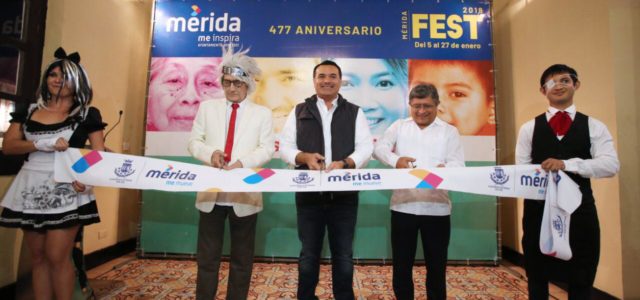 El alcalde Renán Barrera inaugura la exposición “Games” del pintor Ariel Guzmán