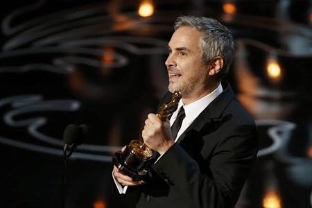 Cuarón de alza con su primer Oscar de la noche
