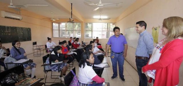 Alcalde de Tekax participa en acciones de mejoramiento de la escuela secundaria “San Diego”