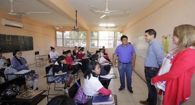 Alcalde de Tekax participa en acciones de mejoramiento de la escuela secundaria “San Diego”
