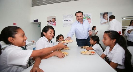 Renán Barrera entrega nuevo comedor escolar en la colonia San José Tecoh