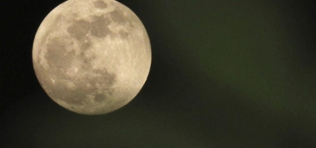 NASA advierte de la necesidad de regresar a la Luna y quedarse