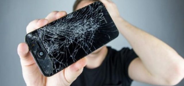 Crean máquina capaz de reparar pantalla del celular