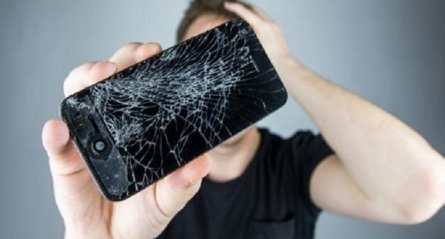 Crean máquina capaz de reparar pantalla del celular