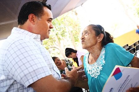 Renán Barrera entrega viviendas a familias vulnerables de Mérida