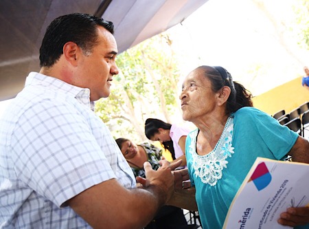 Renán Barrera entrega viviendas a familias vulnerables de Mérida