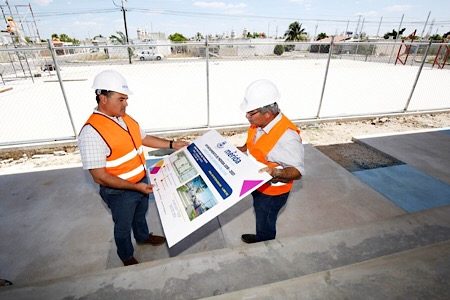 Renán Barrera supervisa obras en parque de Ciudad Caucel