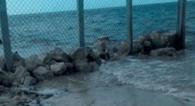 Estadounidense instala muro, quería prohibir el acceso a una playa de Yucatán