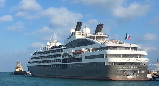 Dan bienvenida al barco “Le Boreal”, de la naviera francesa Ponant