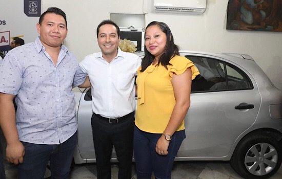 Vila entrega premios de sorteo de Japay