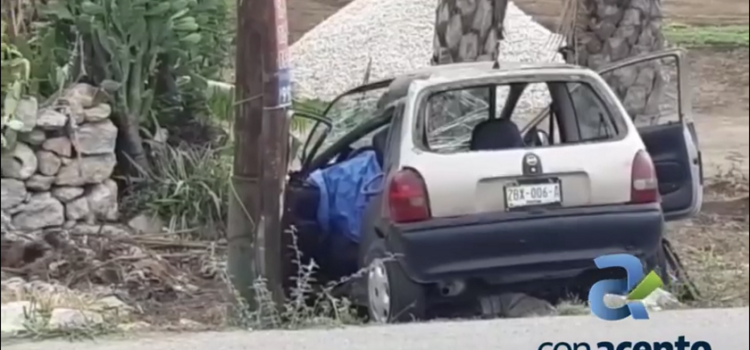 Fallece mujer al estrellar su carro