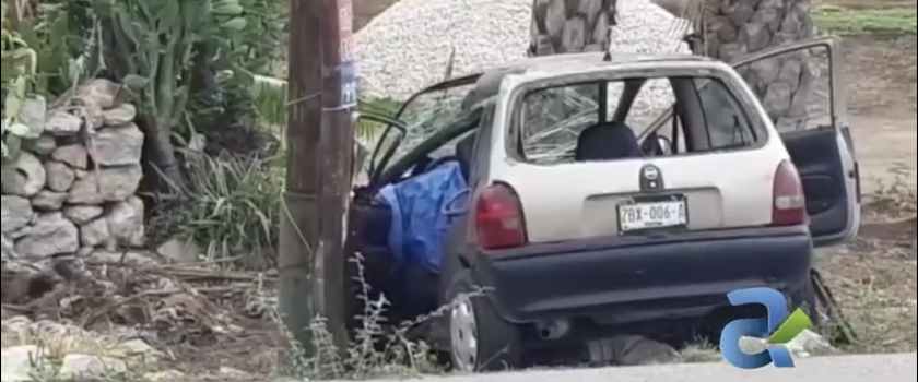 Fallece mujer al estrellar su carro