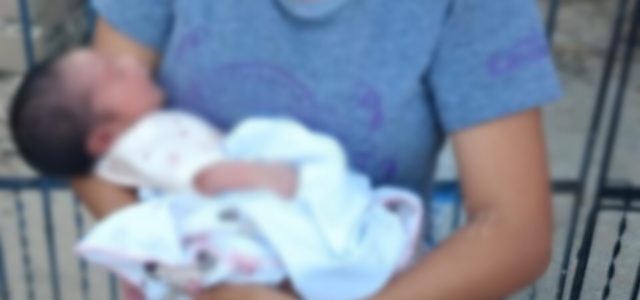 Finge encontrar un bebé para que no sepan que era la madre