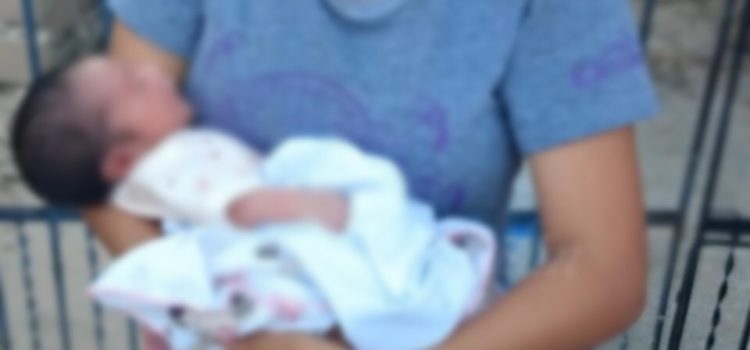 Finge encontrar un bebé para que no sepan que era la madre