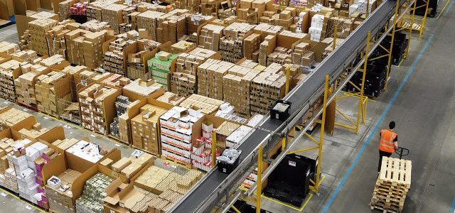 Amazon iniciaría a sustituir trabajadores por máquinas empaquetadoras