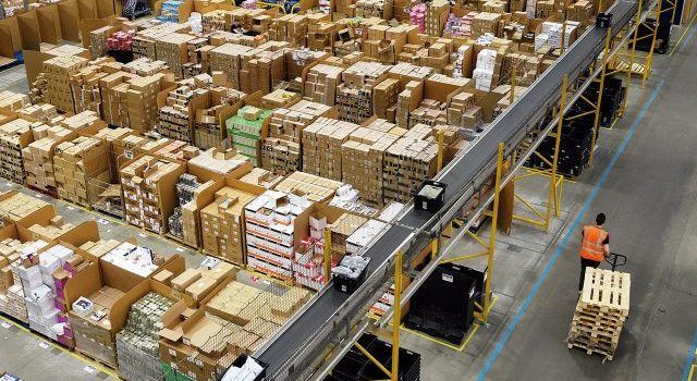 Amazon iniciaría a sustituir trabajadores por máquinas empaquetadoras