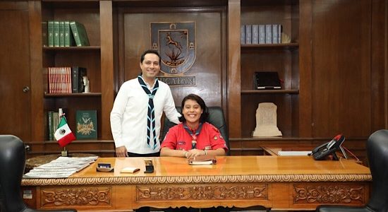 Vila entrega distinción de Gobernadora por un Día a la joven scout