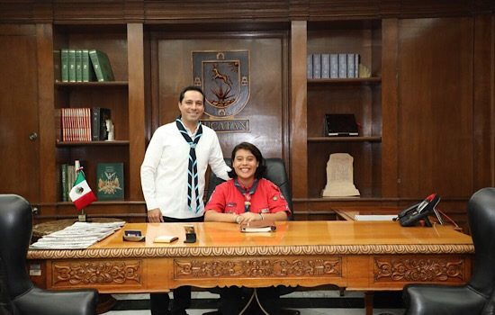 Vila entrega distinción de Gobernadora por un Día a la joven scout