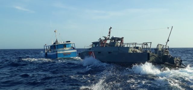 Rescatan a pescadores, cuya embarcación fue colisionada por un buque mercante