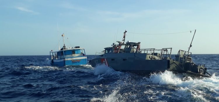 Rescatan a pescadores, cuya embarcación fue colisionada por un buque mercante