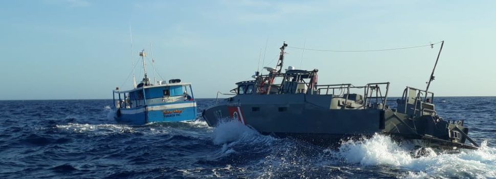 Rescatan a pescadores, cuya embarcación fue colisionada por un buque mercante