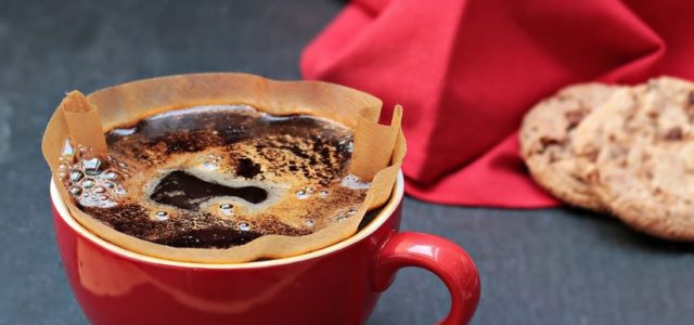 Un niño sufre una rara enfermedad y lo curan con dos tazas de café al día