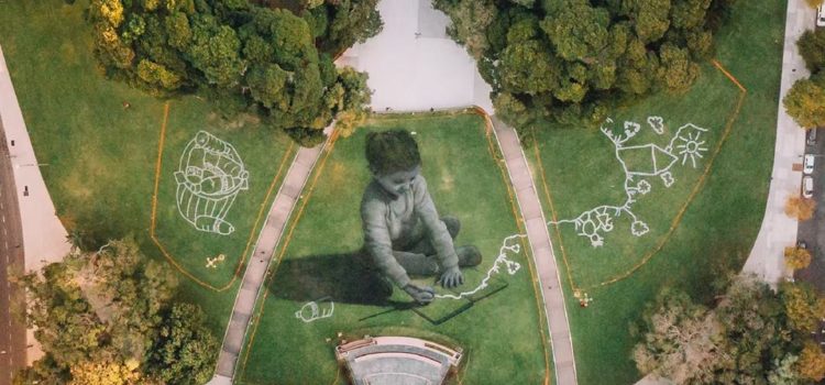 Grafitis gigantes sobre césped, la nueva sensación del arte callejero