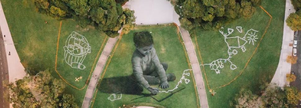 Grafitis gigantes sobre césped, la nueva sensación del arte callejero